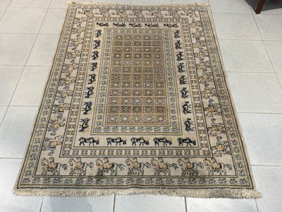 un tapis posé au sol, au milieu de la pièce