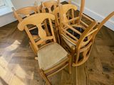 many chairs that are arranged in a circle on the floor