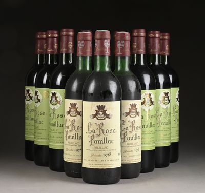 six bouteilles de vin sont alignées dans une rangée