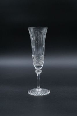 un gros plan d'un verre à vin posé sur une surface noire