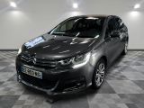La nouvelle Citroën est garée dans le showroom du showroom.