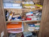 une armoire en bois remplie d'une multitude de livres et de papiers