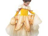 une fille vêtue d'une robe jaune et de gants, debout devant un fond blanc