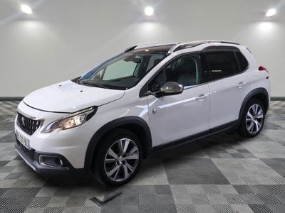 la voiture blanche est garée dans le garage sur le sol en damier