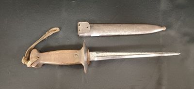 Deux couteaux sont posés sur une table, avec un couteau entre les deux.