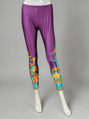 un mannequin portant un legging violet orné de fleurs colorées