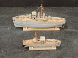 deux maquettes de bateau exposées sur une table