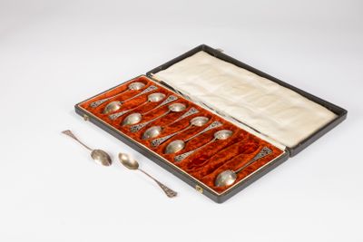 une image d'un ensemble de cuillères en argent et d'un repose-cuillère dans un étui