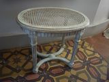 une table blanche sur laquelle est posé un panier