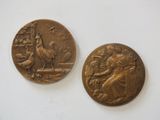 deux médaillons anciens en bronze représentant une femme et un oiseau