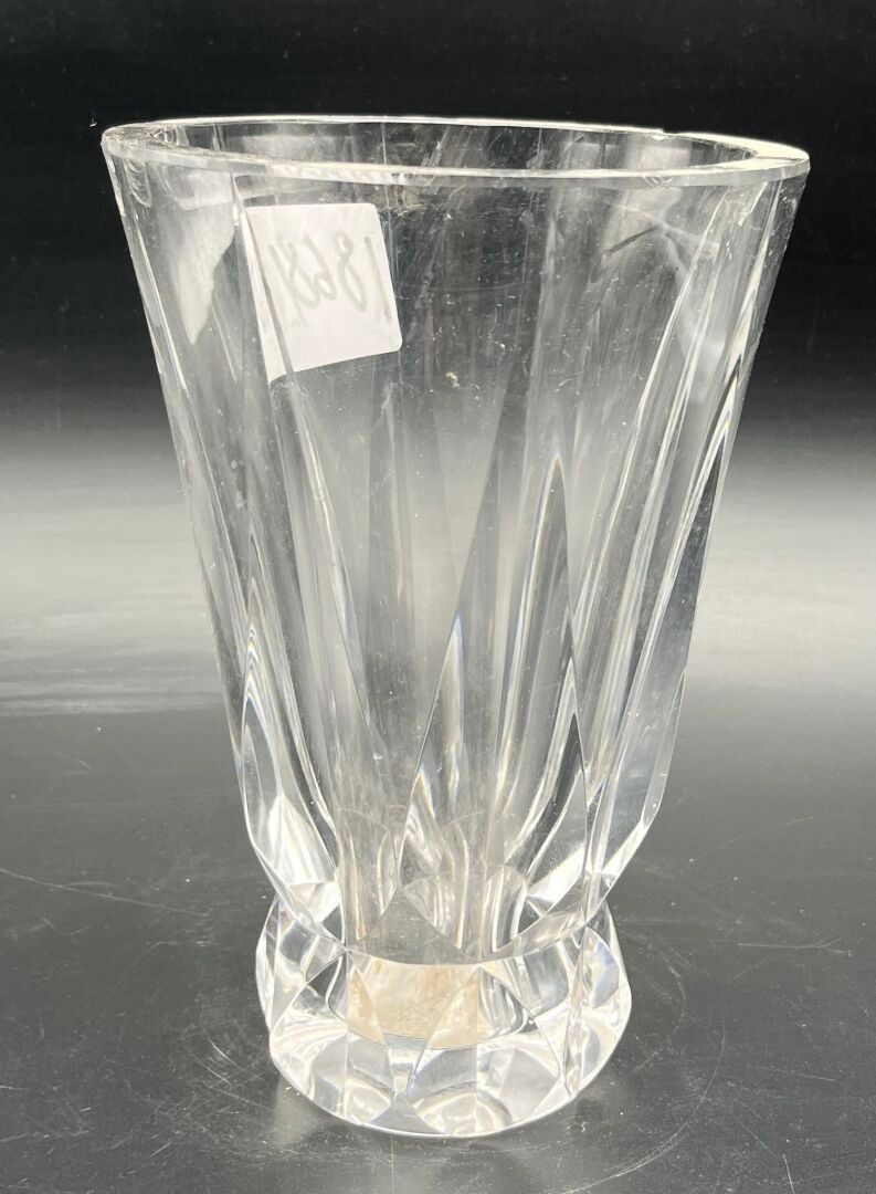 CRISTALLERIE SAINT LOUIS Vase en cristal moulé. Signé au revers. H 20,5 cm. (égrenures)