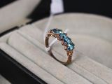 une bague posée dans une boîte ornée d'un ruban