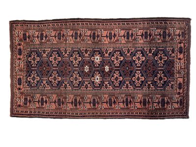 un tapis ancien aux motifs bleus et marron