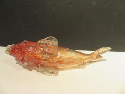 un oiseau en verre posé sur une table