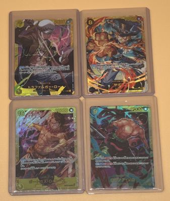 Quatre cartes de jeu sont posées sur une table devant un mur.