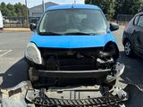 l'avant d'une voiture bleue garée sur un parking