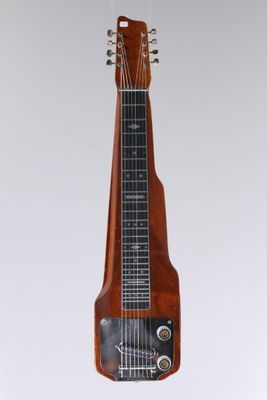 un gros plan d'une guitare suspendue à une corde