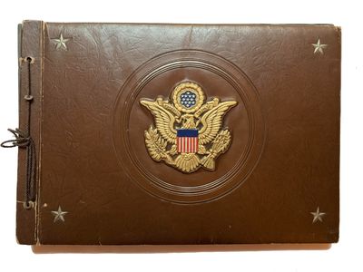 un gros plan sur un livre marron orné d'un aigle