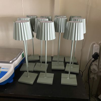 * L.J. CHALON DE THE : 1 lot de 11 lampes de table rechargea…