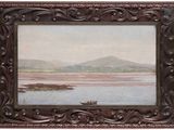 tableau représentant un bateau sur un plan d'eau, avec des montagnes en arrière-plan