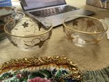 un bol en verre posé sur une table à côté d'un ordinateur portable