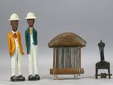 deux figurines représentant deux hommes debout à côté d'une cage à oiseaux