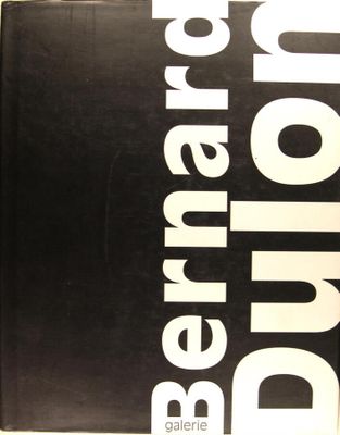 un livre en noir et blanc avec des caractères blancs