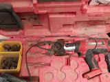 une mallette à outils rose, contenant des outils, posée sur une table