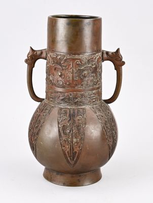 un vase brun avec une anse sur fond blanc