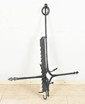 piquet de jardin en fer forgé orné d'une flèche et d'un oiseau