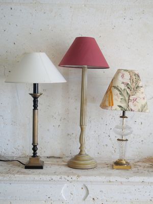 Réunion de trois lampes à poser, l'une à fût balustre en cri…