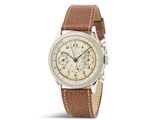 gros plan d'une montre sur fond blanc avec un bracelet marron