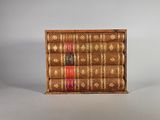 une petite boîte en bois contenant tout un tas de livres
