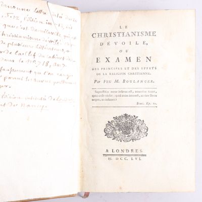 un livre ouvert, sur lequel figure un titre écrit à la main, posé sur une table