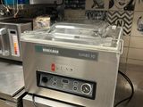 une machine posée sur le comptoir d'une cuisine