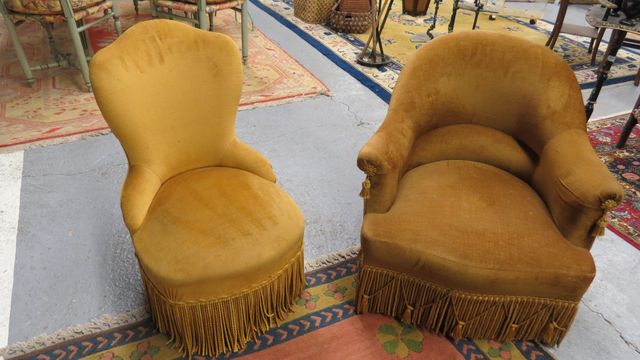 Chauffeuse velours moutarde et fauteuil crapaud assorti
