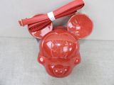 un sac rouge à l'effigie de Mickey Mouse, orné d'un nœud rouge
