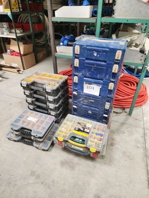 de nombreuses caisses d'outils posées par terre dans le garage
