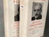 deux livres posés l'un à côté de l'autre sur une table en verre