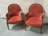 paire de chaises anciennes dont les assises sont recouvertes de velours rose