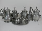 un ensemble de théières et de cafetières en argent posées sur une table