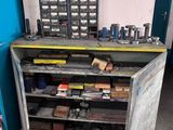 un établi avec de nombreux outils dans un garage