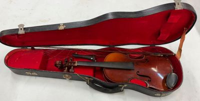 un violon dans un étui avec un archet à l'intérieur