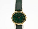 une image représentant une montre verte dont le cadran est orné de chiffres romains