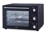 un four grille-pain noir sur fond blanc