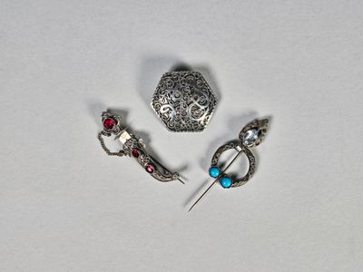 Trois broches orientales en argent : un poignard serti de st…