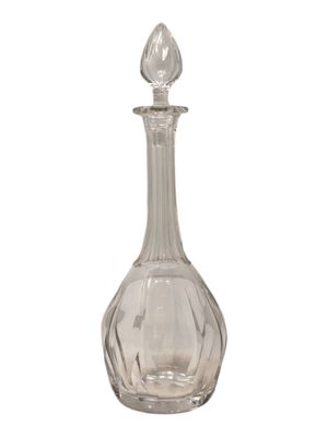 an image of a clear glass decanter with a glass stopper