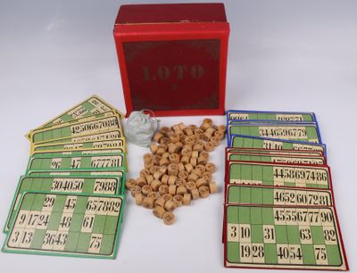 une boîte rouge contenant de nombreuses cartes et une boîte de cacahuètes