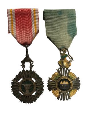 deux médailles et une médaille sur fond blanc