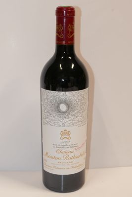 une bouteille de vin posée sur une table